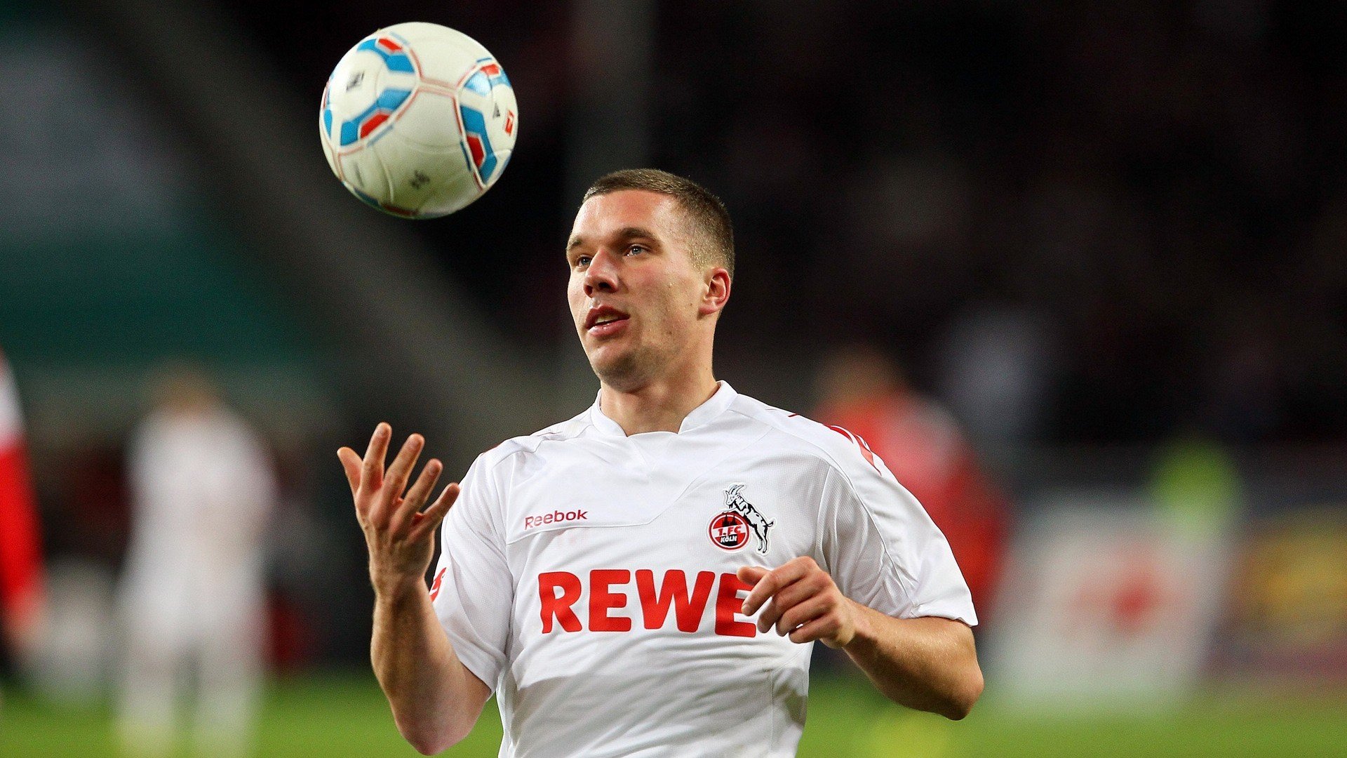 世界青年电竞大赛上海战队荣耀捧杯，2020世界电竞赛