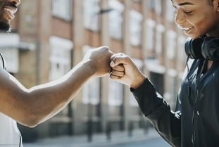 hth·华体会体育-英超比赛中裁判语调与非语言行为对球员情绪波动的影响，用语言或行为对裁判员